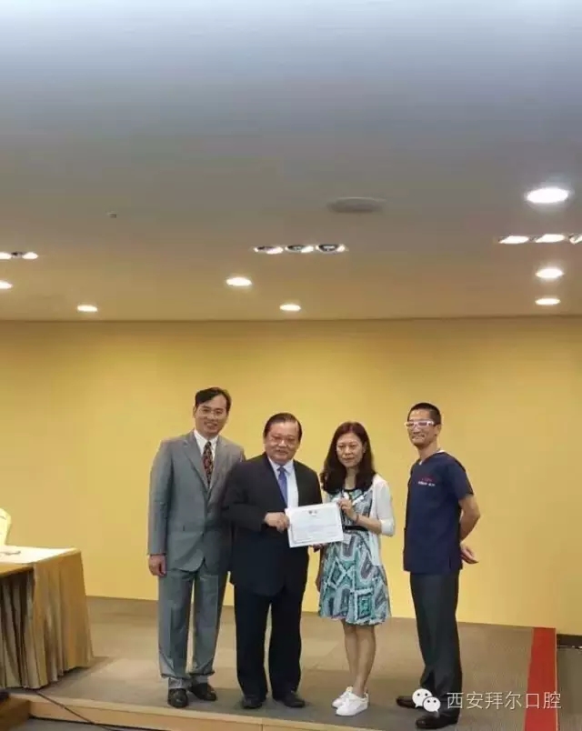 王大源教授给白晓茸总监颁发证书