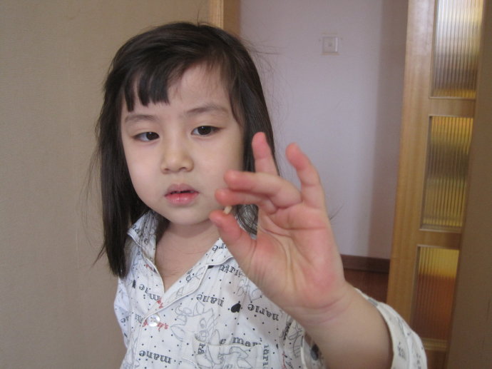 孩子磕断牙，千万别扔掉！