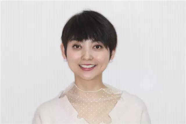 牙齿美容后的园园，牙齿亮白，整齐靓丽，笑容更加甜美迷人。